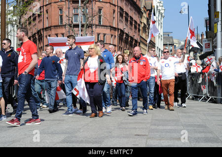 Nottingham, Regno Unito. 23 Aprile, 2015. La Royal Society of St George raccolte sul Nottingham Forest recreation massa per la parata annuale che iniziano alle 12.00 .La parata era parte di una giornata di festa con molti eventi che hanno luogo sulla vecchia piazza del mercato nel centro della città . Credito: IFIMAGE/Alamy Live News Foto Stock