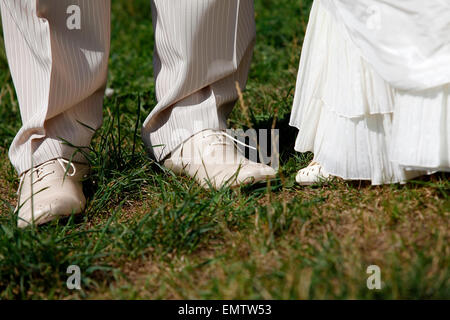 Gambe di lo sposo e la sposa Foto Stock