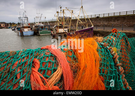 Regno Unito, Cumbria, Maryport Harbour, Elizabeth Dock, reti da pesca asciugatura sul Quayside ringhiera Foto Stock