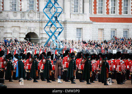 London, Regno Unito - 13 Giugno 2012: ammassato bande a battere Retreat 2012. Battendo il Retreat è una cerimonia militare avviene a cavallo di gu Foto Stock