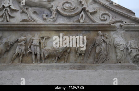 L'Italia. Roma. Ara Pacis Augustae. Altare dedicato a pax. 13-9 BC. La scena del sacrificio di un toro e un agnello. Foto Stock