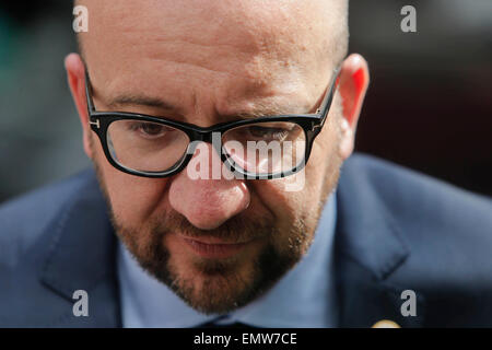 (15423) -- Bruxelles, 23 aprile 2015 (Xinhua) -- Il primo ministro belga Charles Michel colloqui alla pressa come egli arriva all'Unione europea (UE) vertice straordinario per discutere di come affrontare le pressioni migratorie nel Mediterraneo presso il quartier generale dell'UE a Bruxelles, in Belgio, il 23 aprile 2015. Solo 28 migranti fuori 700 sembra essere sopravvissuto di gran lunga dopo la loro barca capovolta circa 120 miglia a sud di Lampedusa, Italia sabato notte. (Xinhua/Zhou Lei) Foto Stock