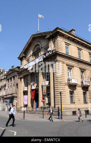 Liverpool, Regno Unito. 23 apr, 2015. Una chiamata di gruppo se stessi "l'amore" attivisti hanno preso il sopravvento su quella del centro città di Liverpool è più magnifici edifici su Castle Street. La manciata di manifestanti inserito la vecchia banca di Inghilterra edificio sabato 18 aprile 2015 e dichiarato di utilizzare l'edificio come un centro per i senzatetto. Il 'Occupato Banca d'amore" hanno appena ricevuto i documenti per un'udienza in tribunale finalizzate alla loro evicting dall'edificio. Il dibattimento avrà luogo il 28 aprile 2015. Credito: David Colbran/Alamy Live News Foto Stock