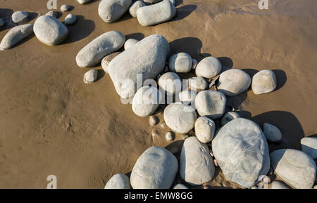 Ciottoli di rocce sedimentarie rendere interessanti i disegni sulla spiaggia e le scogliere a Kilve nel Somerset, Inghilterra, Regno Unito Foto Stock