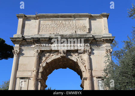 L'Italia. Roma. Arco di Tito. Costruito nel 82 D.C. dall'imperatore Domiziano per commemorare Tito' vittorie. Foto Stock