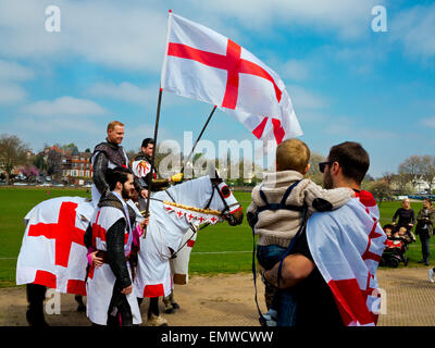 Nottingham, Regno Unito. 23 Aprile, 2015. Nottingham St George's Day consapevolezza Parade 2015. I patrioti hanno marciato attraverso il centro della città per celebrare l'Inghilterra del Giorno Nazionale in un evento organizzato dalla Royal Society of St George Foto Stock