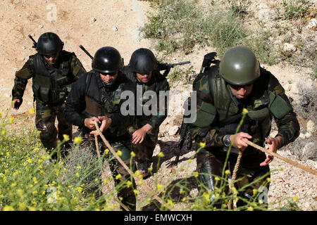 Amman, Giordania. 23 apr, 2015. Soldati greci competere all'ultimo giorno del settimo guerriero annuale concorso presso il re Abdullah II per le operazioni speciali del Centro di formazione ad Amman, capitale della Giordania, in data 23 aprile 2015. © Mohammad Abu Ghosh/Xinhua/Alamy Live News Foto Stock