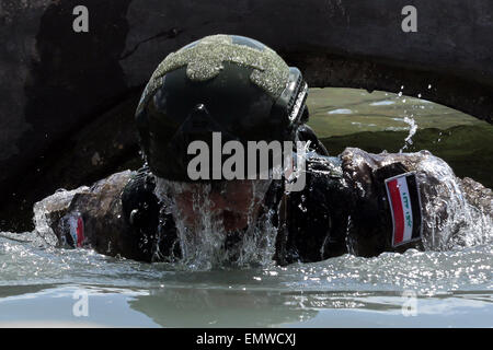 Amman, Giordania. 23 apr, 2015. Un soldato iracheno compete all'ultimo giorno del settimo guerriero annuale concorso presso il re Abdullah II per le operazioni speciali del Centro di formazione ad Amman, capitale della Giordania, in data 23 aprile 2015. © Mohammad Abu Ghosh/Xinhua/Alamy Live News Foto Stock