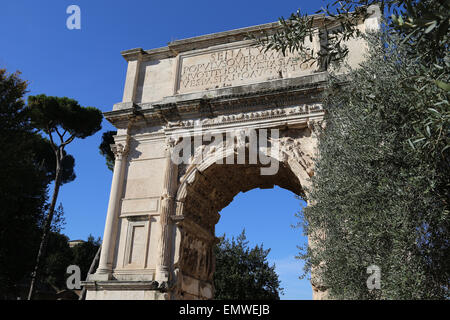 L'Italia. Roma. Arco di Tito. Costruito nel 82 D.C. dall'imperatore Domiziano per commemorare Tito' vittorie. Foto Stock