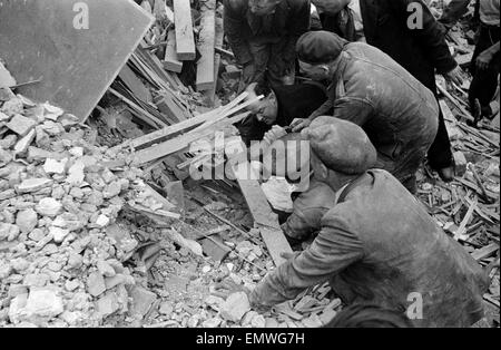 Salvataggio di Elsie Mrs Smith dai resti della sua casa 2 Whitta Road, E12. dopo che è stato colpito da un V1 battenti bomba. Il 24 luglio 1944. Foto Stock