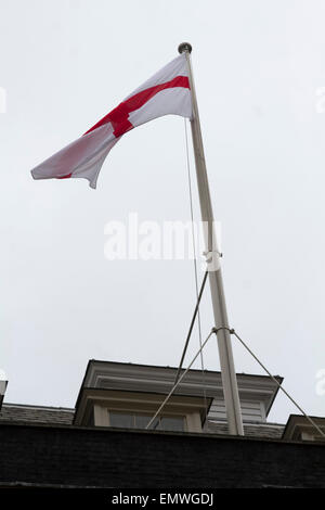 Westminster, Londra, Regno Unito. 23 Aprile, 2015. La bandiera di San Giorgio che vola sopra 10 Downing street a Westminster per festeggiare Saint Georges giorno Credito: amer ghazzal/Alamy Live News Foto Stock