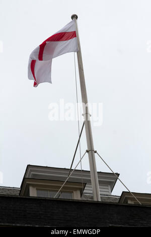 Westminster, Londra, Regno Unito. 23 Aprile, 2015. La bandiera di San Giorgio che vola sopra 10 Downing street a Westminster per festeggiare Saint Georges giorno Credito: amer ghazzal/Alamy Live News Foto Stock