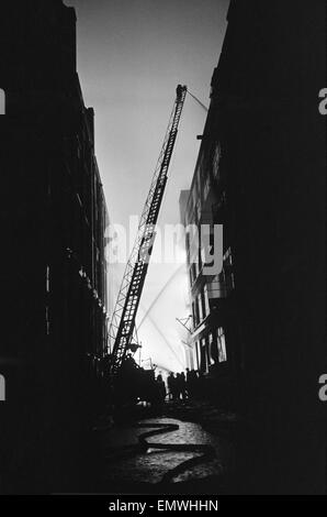 I vigili del fuoco al lavoro in Shoreditch. 11 gennaio 1941. Foto Stock