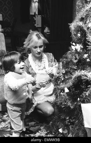 Modello Janet Slaven visto qui aiutando a vestire un albero di Natale Dicembre 1985 Foto Stock