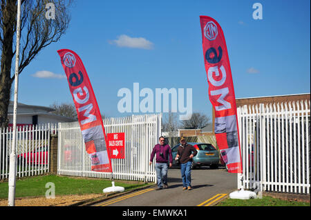 Due uomini uscire la MG Motors stabilimento di Longbridge vicino a Birmingham. Foto Stock