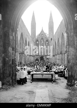 Una chiesa sevice nell'ha bombardato il rimane di Norwich Cathedral. Norwich è stato bombardato come parte del Baedeker incursioni contro la storica e bella città come bagno e York in quest'ultima parte del 1942. Questo è stato come rappresaglia per il bombardamento di Colonia per Foto Stock