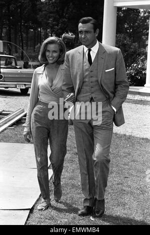 Stelle dell'ultimo film di James Bond film 'Goldfinger' Sean Connery e onore Blackman raffigurata sul set durante le riprese. 11 giugno 1964. Foto Stock