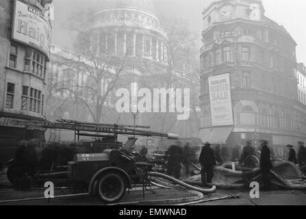 La Cattedrale di St Paul e visto dal cantiere della chiesa dopo una notte di bombardamenti il 29 dicembre 1940. Foto Stock