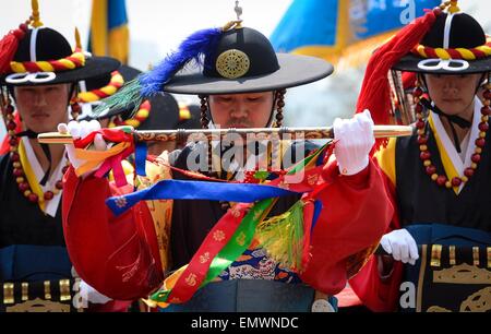 Sud coreano onore militare guardie vestite nel tradizionale coreano antico costume benvenuti U.S il Segretario della Difesa Ashton Carter nel corso di una cerimonia presso il Ministero della difesa nazionale, Aprile 10, 2015 a Seul, in Corea. Foto Stock