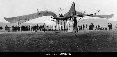 Louis Bleriot Olga monoplan visto qui su Biarritz battenti motivi prima dell'ispezione del velivolo da re Edoardo VII. Il 31 marzo 1910 Foto Stock