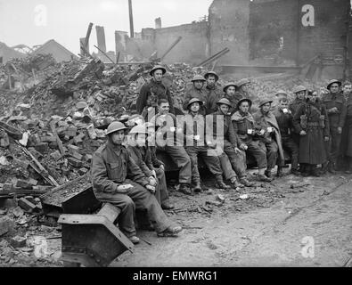 I soldati hanno portato a Coventry per aiutare con il chiaro fino a seguito del pesante tedesco air raid del XIV Novembre 1940 prendendo una pausa per il te'. Tra la devastazione gettare i corpi di 554 uomini, donne e bambini, molti dei quali non sono mai stati individuati anche 865 p Foto Stock