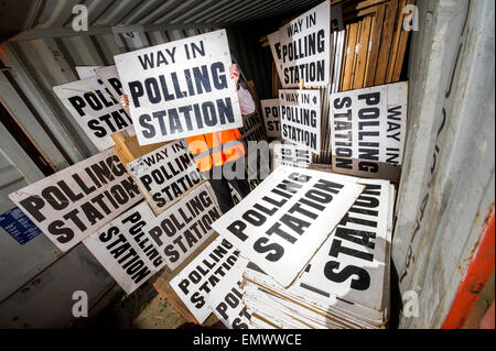 Un funzionario del Consiglio ordina tramite il polling segni e cabine nel Devon, in preparazione per le elezioni generali del 7 maggio 2015 Foto Stock