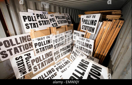 Un funzionario del Consiglio ordina tramite il polling segni e cabine nel Devon, in preparazione per le elezioni generali del 7 maggio 2015 Foto Stock