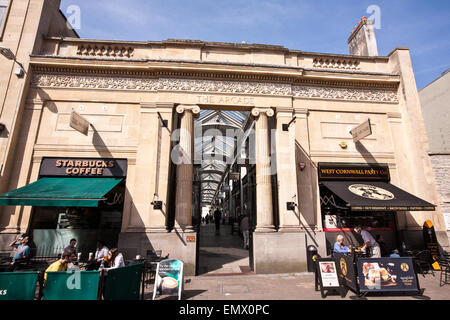 Starbucks Coffee Shop e Pasty Shop on Broadmead e il porticato nel centro città di Bristol, Inghilterra, l'Europa. Alla fine del mese di marzo. Sunny Sp Foto Stock