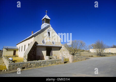 La missione cattolica di Iglesia Nuestra Señora de los Remedios in Galisteo, Nuovo Messico, fu originariamente costruito nel 1884. Una chiesa precedente con lo stesso nome e lo stesso sito è stato costruito nel Settecento. Foto Stock