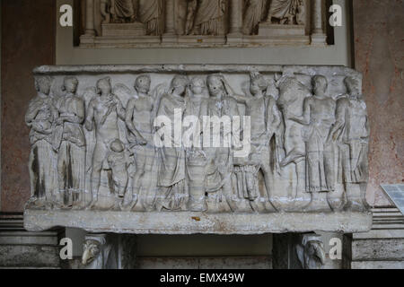 Sarcofago romano. Una coppia di sposi offre un sacrificio a Concord in presenza di Giunone Pronuba. 180 annuncio. Foto Stock