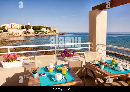 La prima colazione sul mare in Corsica Foto Stock