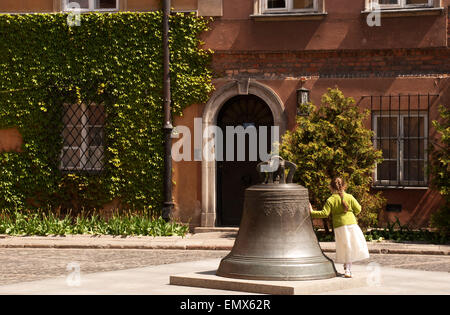 La polonia.Varsavia Old town. Campana in Piazza Kanonia,legenda detto se cerchio 3 volte vi porterà buone lucks. Foto Stock