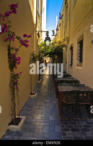 Back street restaurant a Rethymno, isola di Creta Foto Stock