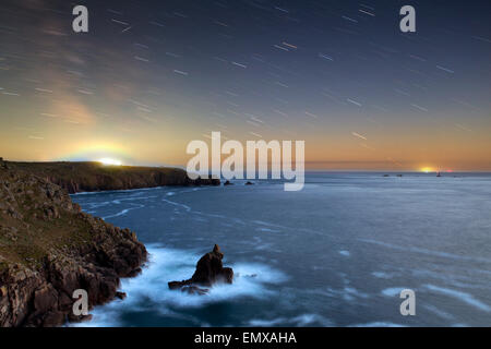 Shooting Star Star Trails Land's End; Cornovaglia; Regno Unito Foto Stock