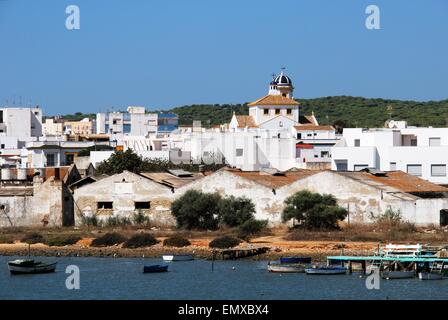 Vista della città attraverso il Fiume Barbate Barbate,, la provincia di Cadiz Cadice, Andalusia, Spagna, Europa occidentale. Foto Stock