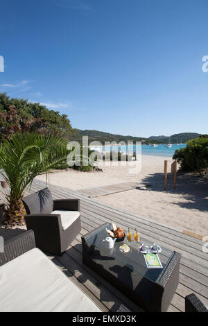 La prima colazione continentale sulla spiaggia in Corsica Foto Stock