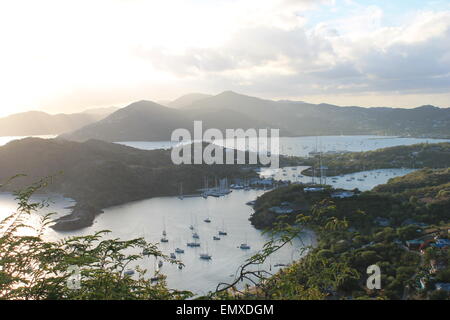 Antigua bay, vista del porto inglese da Shirley Heights, Antigua, West Indies, dei Caraibi al tramonto Foto Stock