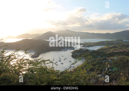 Antigua bay, vista del porto inglese da Shirley Heights, Antigua, West Indies, dei Caraibi al tramonto Foto Stock