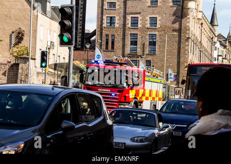 Un incendio scozzese e il servizio di soccorso motore Fire accelerando lungo il Victoria Road di rispondere a un chiamata 999 nel centro di Dundee, Regno Unito Foto Stock