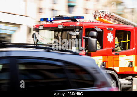 Un incendio scozzese e il servizio di soccorso motore Fire accelerando lungo il Victoria Road di rispondere a un chiamata 999 nel centro di Dundee, Regno Unito Foto Stock