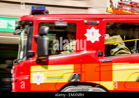 Un incendio scozzese e il servizio di soccorso motore Fire accelerando lungo il Victoria Road di rispondere a un chiamata 999 nel centro di Dundee, Regno Unito Foto Stock