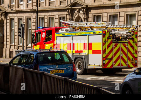 Un incendio scozzese e il servizio di soccorso motore Fire accelerando lungo il Victoria Road di rispondere a un chiamata 999 nel centro di Dundee, Regno Unito Foto Stock