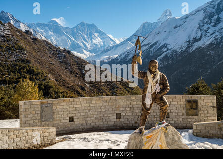 Parte del Himalaya mountain range, con everest sulla sinistra e ama dablam sulla destra con statua di sir Edmund Hillary Foto Stock