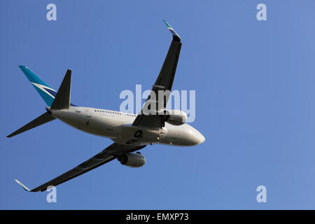 Boeing 737-7CT, C-GYWJ, Westjet decollo dall aeroporto Internazionale di Ottawa (YOW), Canada, luglio 23, 2013 Foto Stock