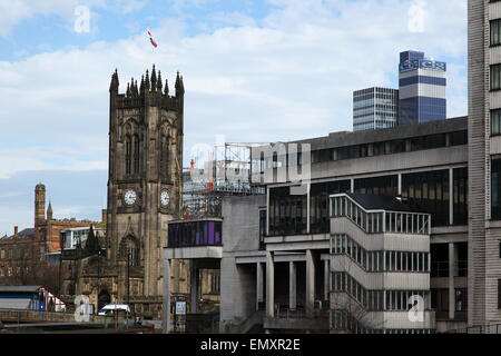 Lavoratori smantellamento ponteggi all ombra della cattedrale nel centro della città di Manchester, in Inghilterra, Regno Unito Foto Stock