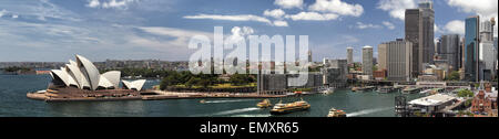 Panorama della baia di Sydney e il Porto di Sydney, Australien, la vista dello skyline di Sydney e il Sydney Opera House. Visto fr Foto Stock