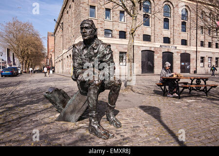 John Cabot statua che si trova nella parte anteriore del Arti Arnolfini Gallery Harbourside nel centro città di Bristol, Inghilterra, l'Europa. Alla fine del mese di marzo. Sunny Foto Stock