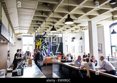 La caffetteria Cafe all'interno di arti Arnolfini Gallery Harbourside nel centro città di Bristol, Inghilterra, l'Europa. Fine di marzo.Sunny molla Foto Stock