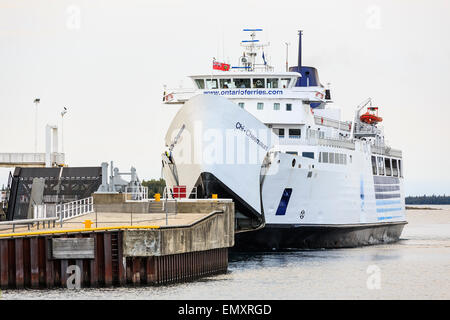 Traghetto Chi-Cheemaun, docking a Tobermory, Ontario, Canada Foto Stock