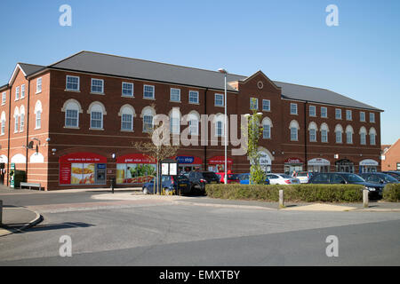 Negozi a Prato Chase alloggiamento station wagon, Warwick, Warwickshire, Inghilterra, Regno Unito Foto Stock